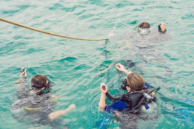 Foto duikers op het wateroppervlak klaar om te duiken