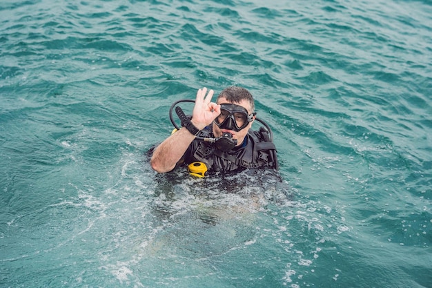 Duikers op het wateroppervlak klaar om te duiken