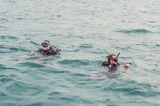 Duikers op het wateroppervlak klaar om te duiken