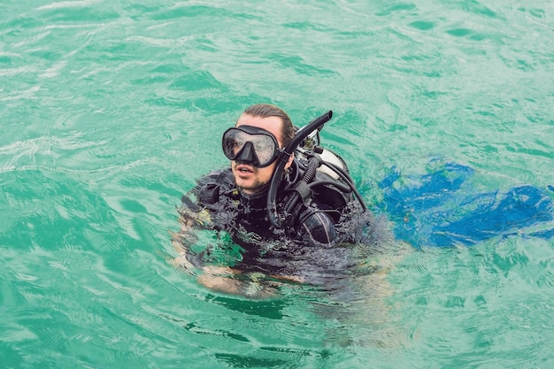 Duikers op het wateroppervlak klaar om te duiken