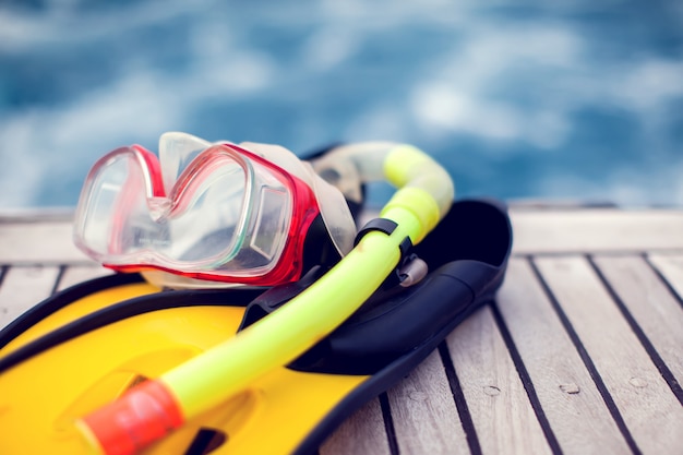 Duikmasker en zwemvliezen op boot