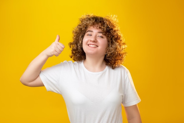 Duim omhoog gebaar lichaam positief overgewicht vrouw