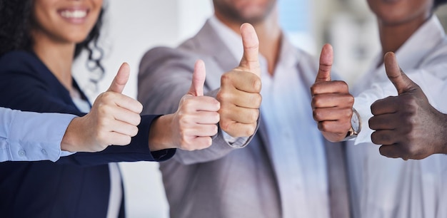 Duim omhoog handen en zakenmensen diversiteit en ja overeenkomst en succes met motivatie en samenwerking Prestatie handteken en emoji met werknemersgroep zoals en solidariteit met team