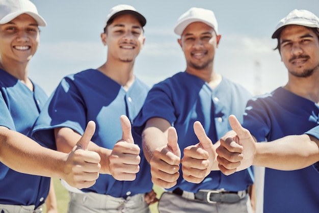 Duim omhoog sport en honkbal met team op veld voor training van fitness en ondersteuning samen Blij bedankt en winnaar met handen van honkbalspeler voor doelen, teamwerk en motivatietraining