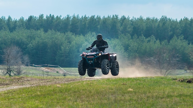 Duinbuggy op de stofweg in Oekraïne