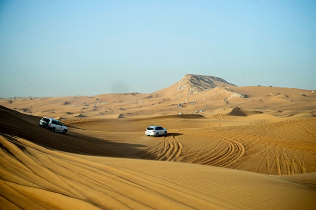 Foto duinsafari in de woestijn van dubai