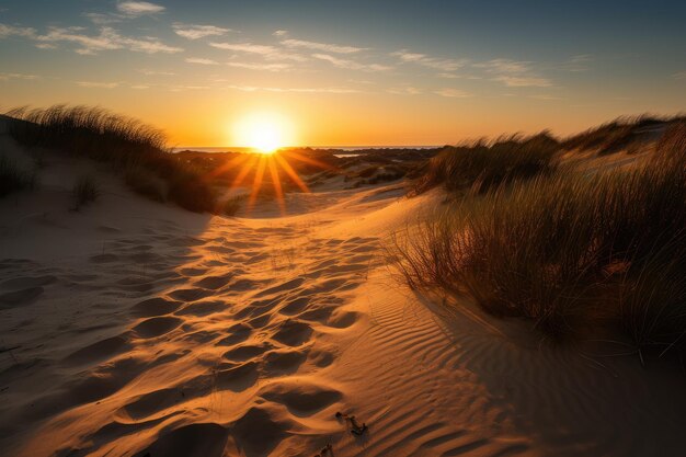 Duinzonsopgang met de zon die over de horizon gluurt en warm licht op het zand werpt
