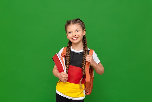 Duits leren een schoolmeisje met een leerboek en een afbeelding van de Duitse vlag op een tshirt