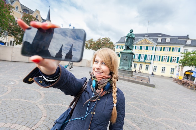 Duits meisje dat Selfie in het Hoofdvierkant van Bonn neemt