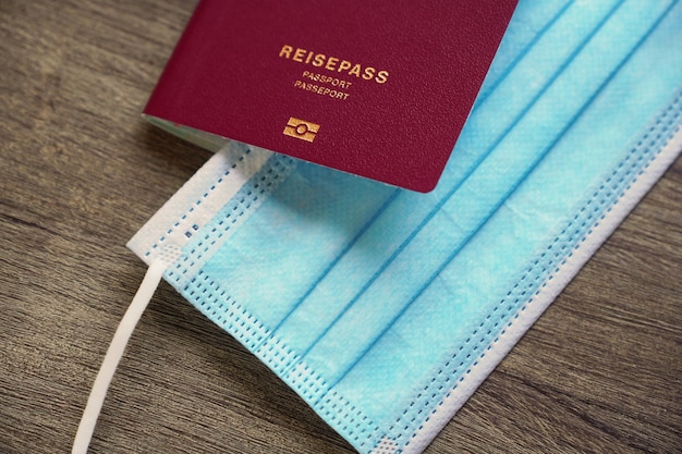 Duits paspoort reisepass en medisch gezichtsmasker reizen tijdens corona covid pandemie