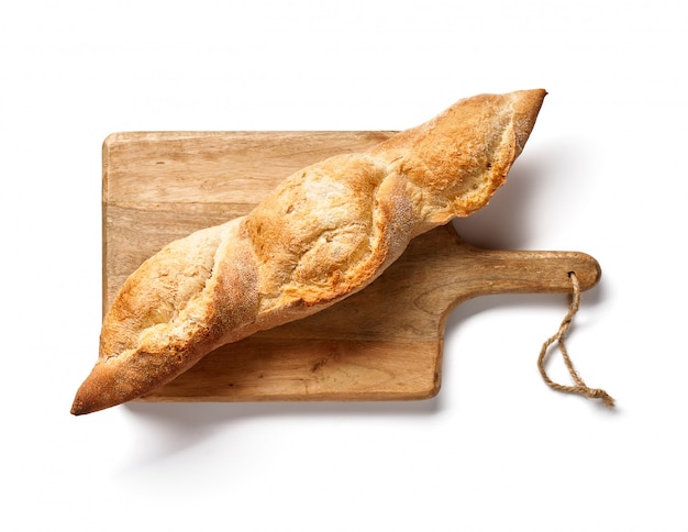 Duits stokbrood op houten geïsoleerde raad. Bovenaanzicht of stokbrood. Bakkerij.