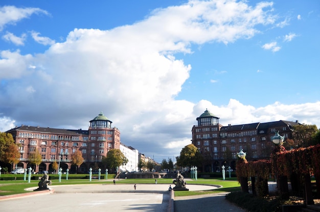 Duitse mensen en buitenlandse reizigers wandelen reisbezoek Mannheimer Wasserturm Watertorentuinen in het openbare park Friedrichsplatz in Mannheim, 8 november 2016 in Baden-Württemberg, Duitsland