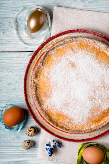 Duitse Pasen-cake op de witte houten lijstverticaal