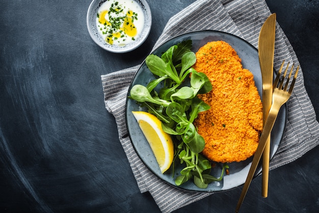 Duitse schnitzel met groenten op plaat