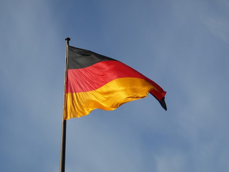 Foto duitse vlag over blauwe hemel
