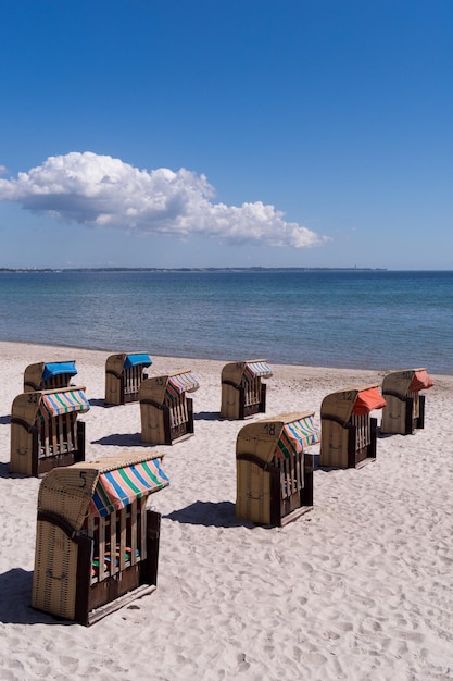 Duitsland ceach stoel strandkorb op leeg strand