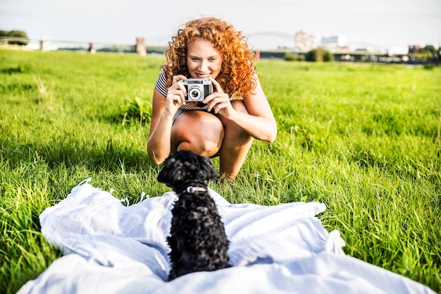 duitsland, keulen, portret, van, het glimlachen, jonge vrouw, op, weide, het nemen, foto van, haar, dog