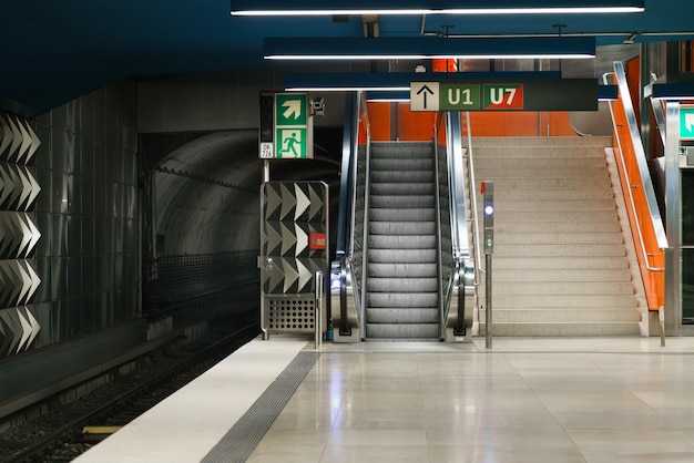 Duitsland München Beieren 29 juli 2023 Oberwiesenfeld leeg metrostation platform platform
