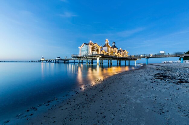 Duitsland, Rügen, Sellin, zicht op verlichte zeebrug bij zonsondergang