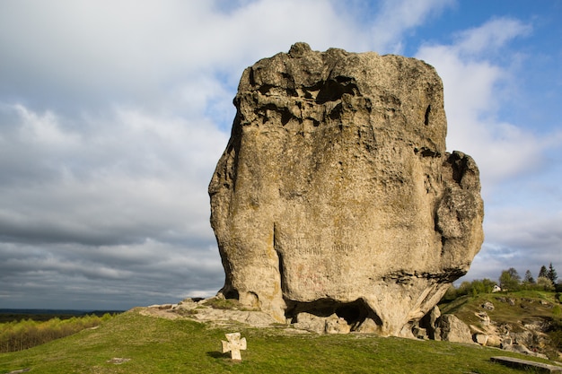 Duivelsrots in pidkamin, regio lviv, west-oekraïne (zomerlandschap)