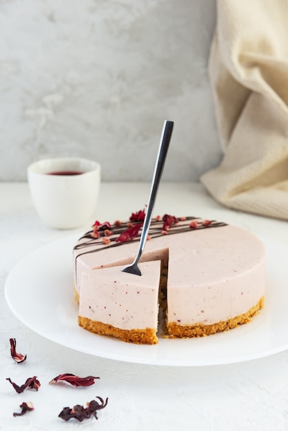 Duivenmelksoufflécake van aquafaba met een kopje rode thee