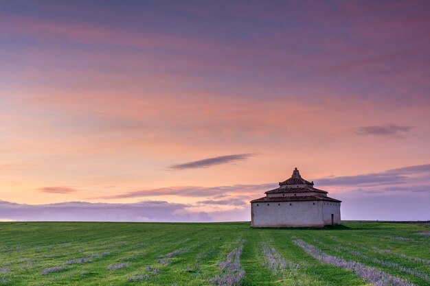 Duiventil gebouwd in steen in de schemering in Tierra de Campos Castilla Spanje