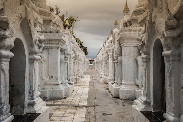 Duizend van witte pagode bij kuthodawtempel