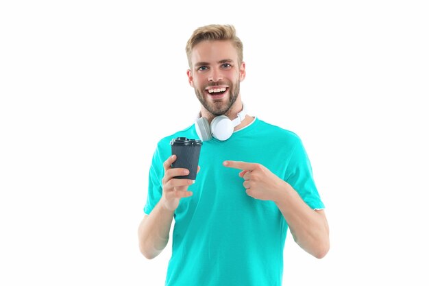 Duizendjarige man met koffie in studio wijzende vinger foto van duizendjarige man met koffie