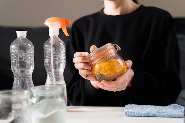 Duizendjarige meisje doet diy schoonmaakspray thuis met azijn, frisdrank en citroen. Zero waste