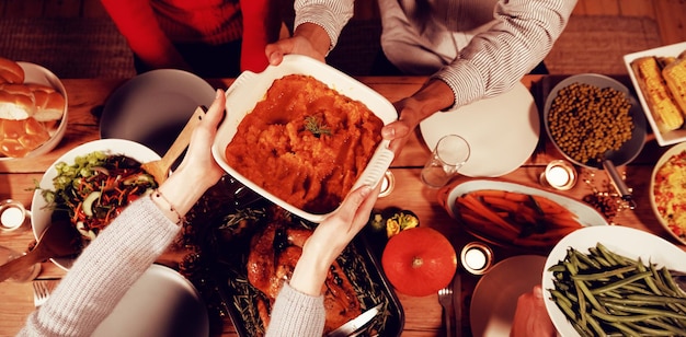 Duizendjarige volwassen vrienden die samen Thanksgiving thuis vieren