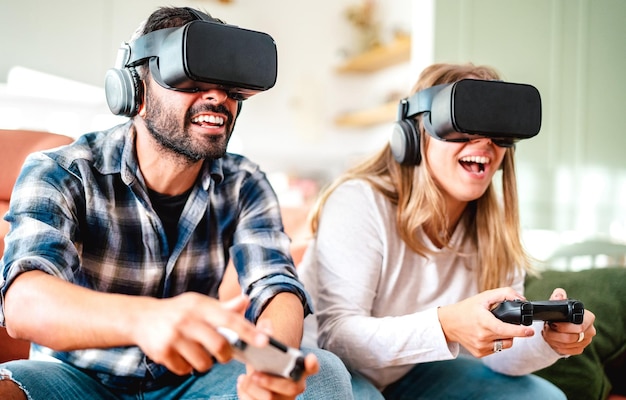 Duizendjarige vrienden spelen met vr-bril thuis op de bank