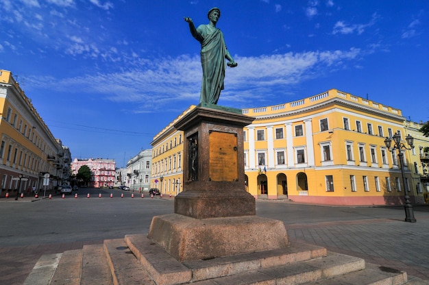 Photo duke richelieu statue odessa's first mayor in odessa ukraine