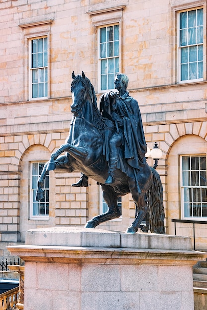 Foto statua del duca wellington a edimburgo in scozia nel regno unito.