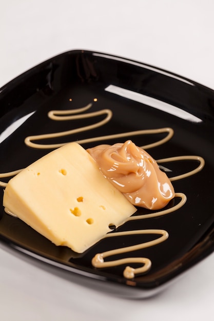 Dulce de leche met kaas, (Doce de leite) een zoet dessert gemaakt van melk, gemaakt in Brazilië en Argentinië.