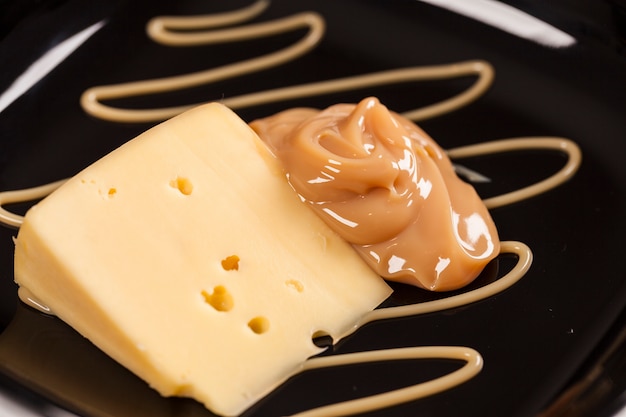 Dulce de leche met kaas, (Doce de leite) een zoet dessert gemaakt van melk, gemaakt in Brazilië en Argentinië.