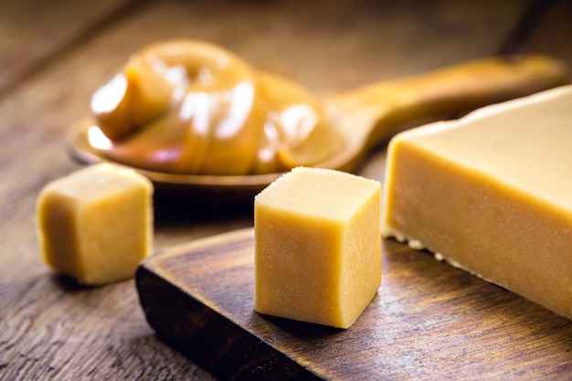 Dulce de lethe of zelfgemaakte karamel, in blokjes gesneden, op een houten tafel.