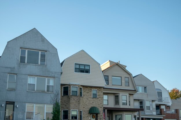 Photo dull pale colored houses against clear sky