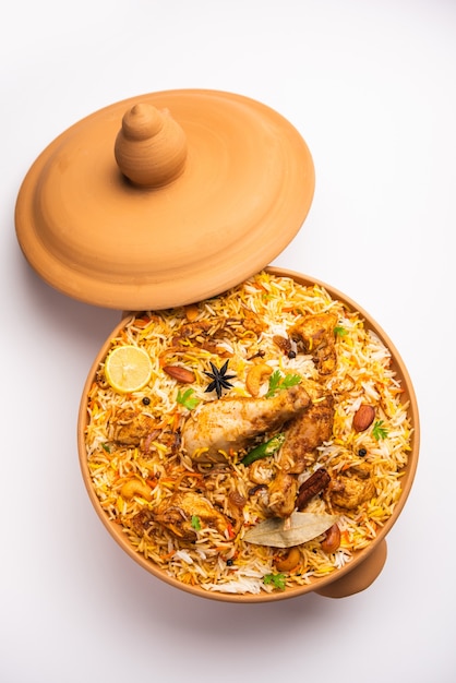 Dum Handi kip Biryani wordt bereid in een aarden of aarden pot genaamd Haandi. Populair Indiaas niet-vegetarisch eten