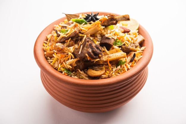 Dum Handi MuttonÃƒÂ‚Ã‚Â BiryaniÃƒÂ‚Ã‚Â of gosht pilaf wordt bereid in een aarden of klei pot genaamd Haandi of 1 kilo grootte. Populair Indiaas niet-vegetarisch eten