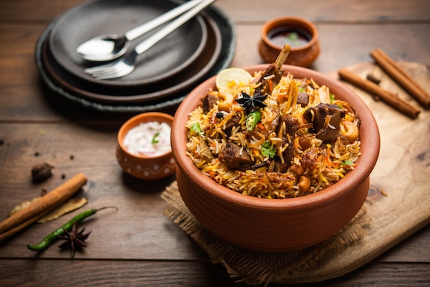 Dum Handi MuttonÃƒÂ‚Ã‚Â BiryaniÃƒÂ‚Ã‚Â of gosht pilaf wordt bereid in een aarden of klei pot genaamd Haandi of 1 kilo grootte. Populair Indiaas niet-vegetarisch eten