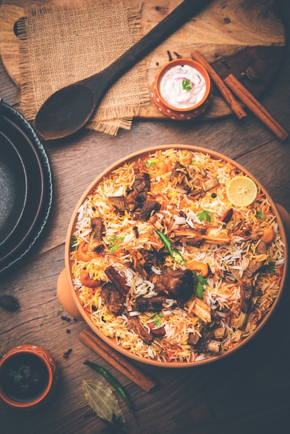 Dum HandiMuttonÃƒÂ‚Ã‚Â BiryaniÃƒÂ‚Ã‚Âまたはgoshtピラフは、Haandiまたは1キロサイズと呼ばれる土または土鍋で準備されます。人気のあるインドの非ベジタリアン料理
