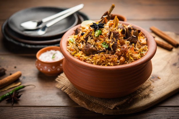 Dum handi muttonãƒâ‚ã‚â biryaniãƒâ‚ã‚â of gosht pilaf wordt bereid in een aarden of klei pot genaamd haandi of 1 kilo grootte. populair indiaas niet-vegetarisch eten