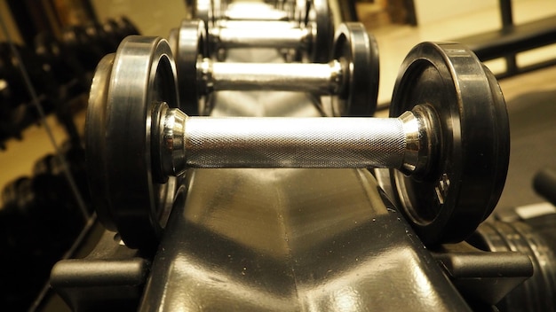 Dumbbells in de fitness of in de sportschool voor gewichtstraining