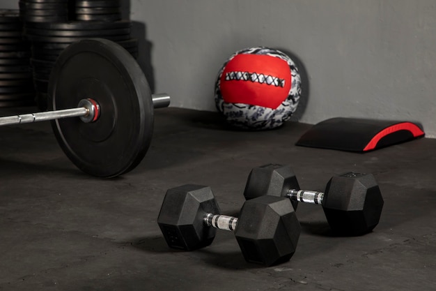 Photo dumbells para hacer ejercicio en un gimnasio con pesas y una pelota medicinal