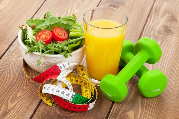 Foto manubri metro a nastro e cibo sano fitness e salute