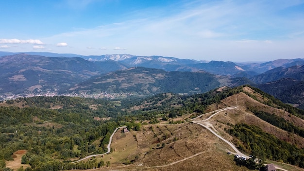 Dumesti Panorama in Apuseni-gebergte Luchtlandschap met groene heuvels, Roemenië.