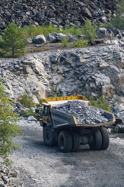 石灰石採掘重機のダンプトラック採石場での採掘