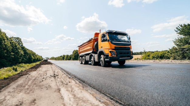 Dumper vrachtwagen lossen grond of grond op bouwplaats Wegendienst bouw een nieuwe snelweg