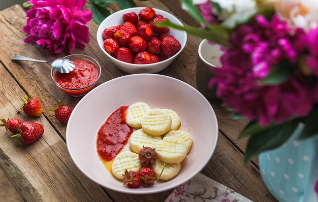 Gnocchi di farina di riso e ricotta con fragola snocciolata