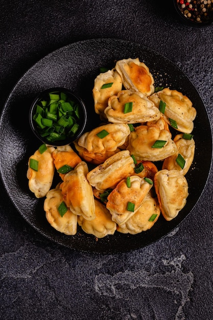 Dumplings gevuld met aardappelpuree Russisch Oekraïens of Pools gerecht varenyky vareniki pierogi pyrohy